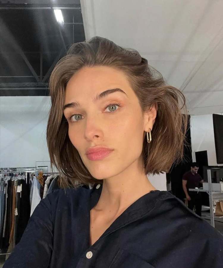 Corte bob cut mulher com cabelo castanho claro liso