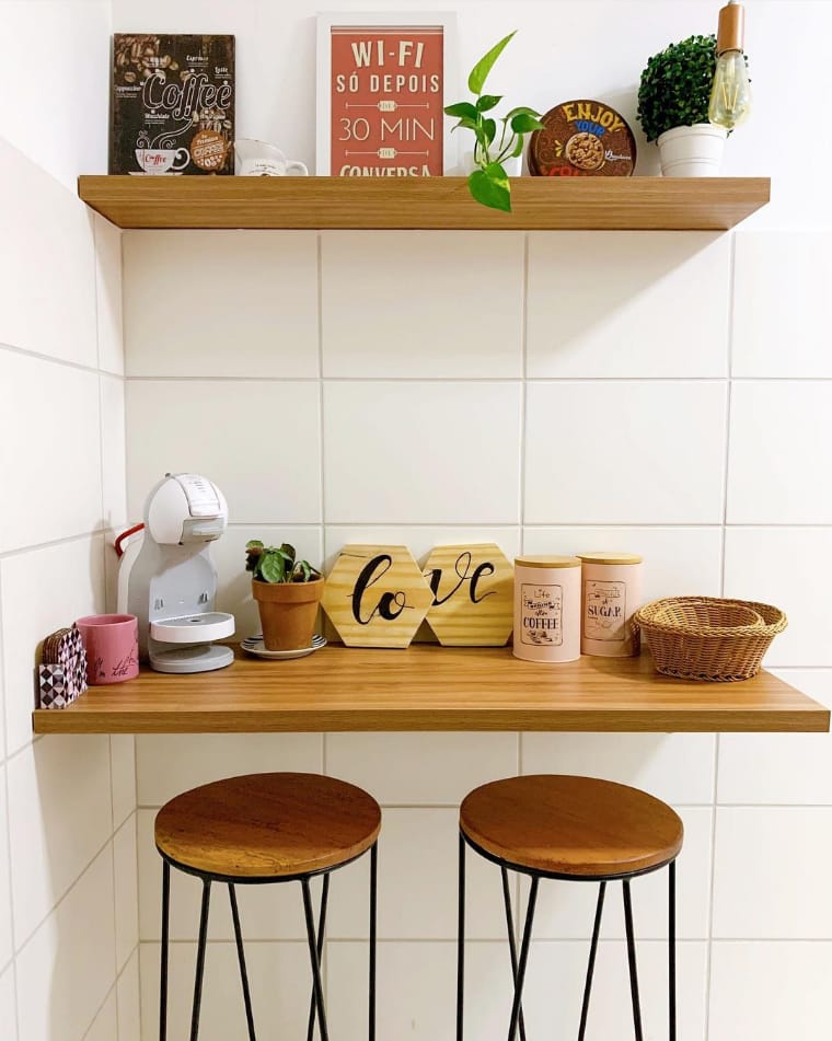 Espaço com banquetas