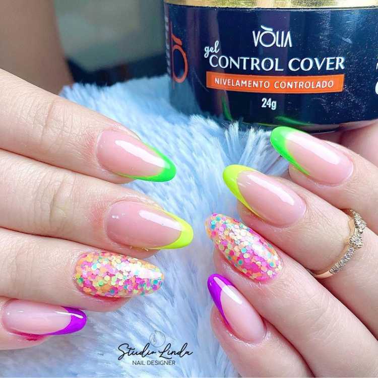 Unhas neon decoradas para o Carnaval.