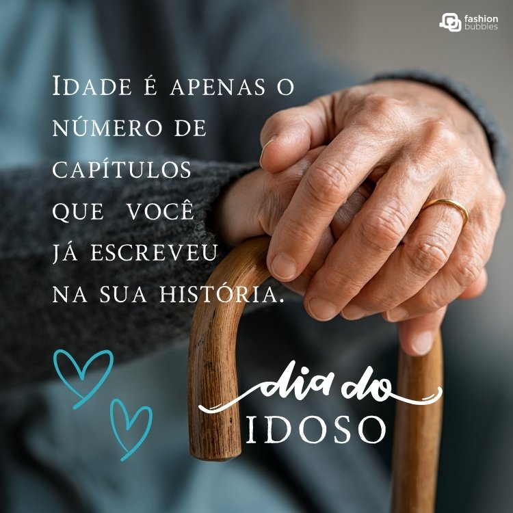 Mãos idosas em bengala e frase: Idade é apenas o número de capítulos que você já escreveu na sua história.