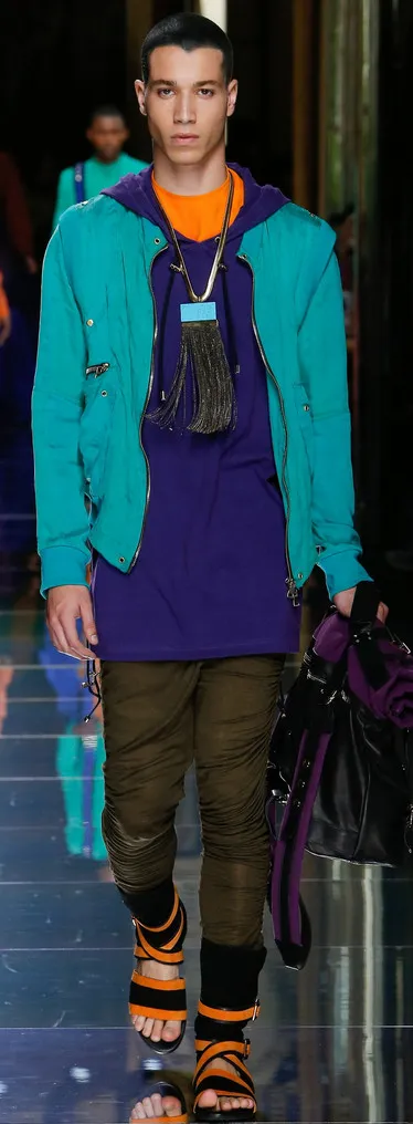 Círculo cromático na moda masculina- Combinação tríade no desfile da Balmain 2017