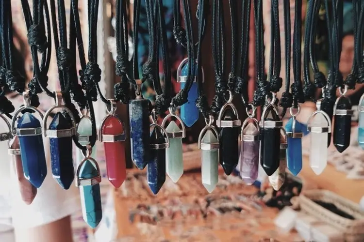 Colares com amuletos de pedras que são usados na moda e superstição