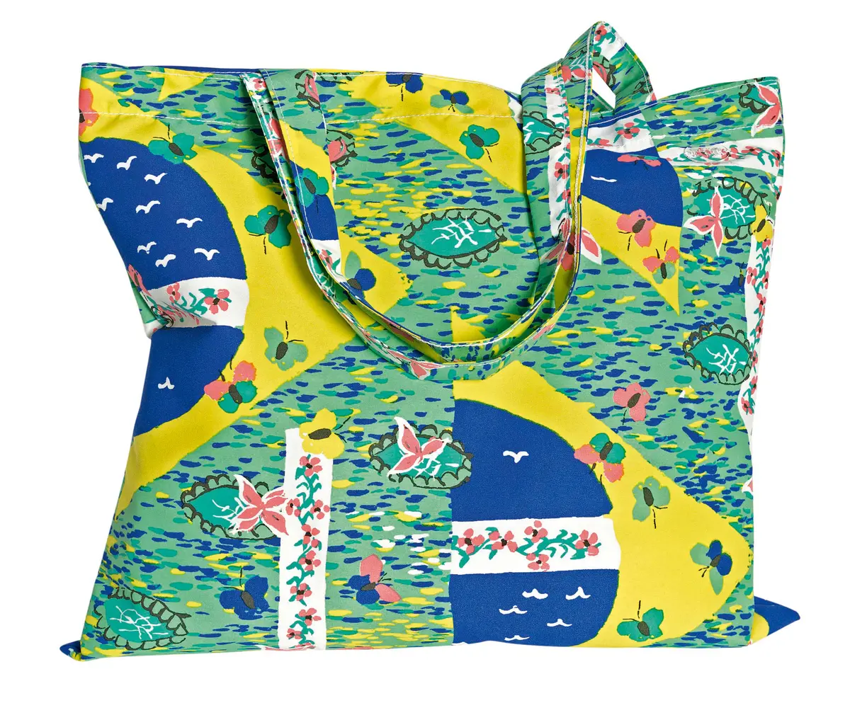 Bolsa estampada com motivos do Brasil.
