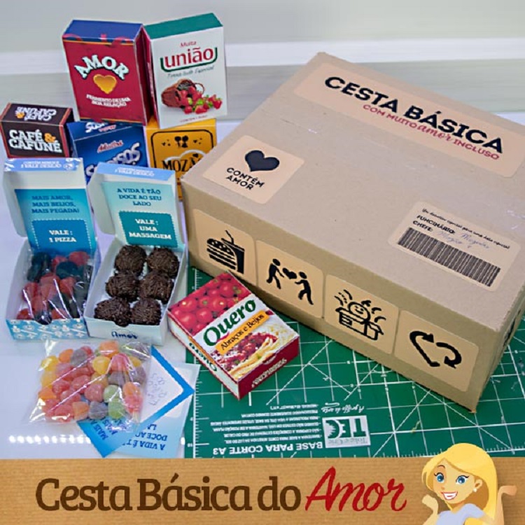 Embalagem escrito "cesta básica do amor", com doces e guloseimas