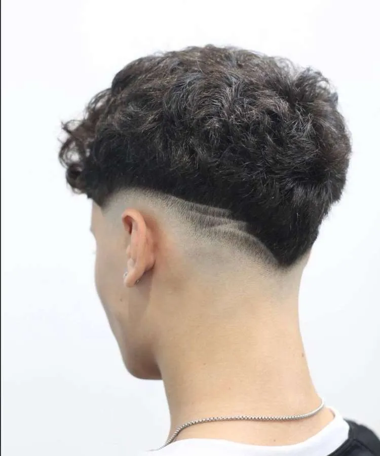 Homem com fios natural escuro fade + riscos