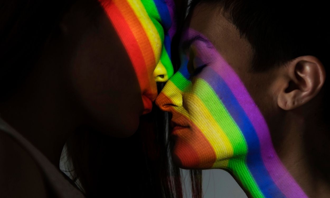 Imagem de um casal feminino LGBTQIA+.