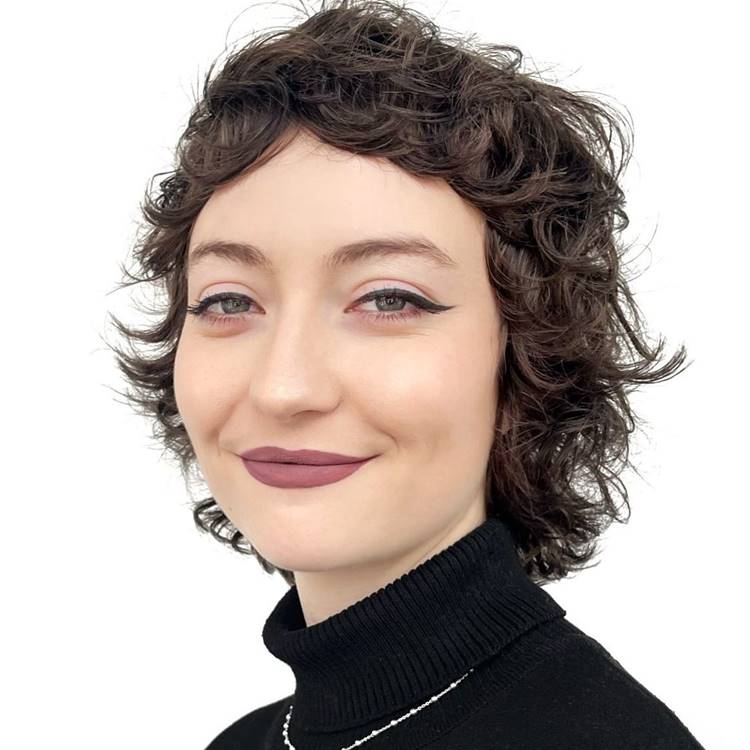 Menina com franja baby bangs e corte de cabelo mullet