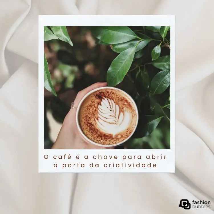 Fundo de lençol branco com polaroid de foto de pessoa de pele clara segurando café e frase "O café é a chave para abrir a porta da criatividade"