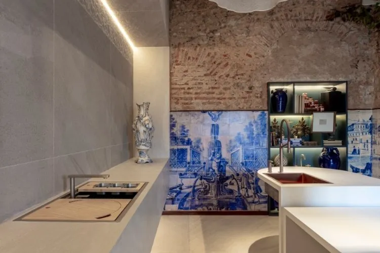 Parede com tijolos e azulejos antigos