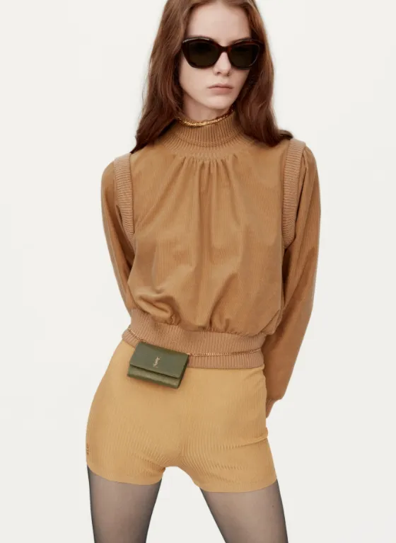 Saint Laurent SS21: Blusa e short ciclista com cinto bolsa