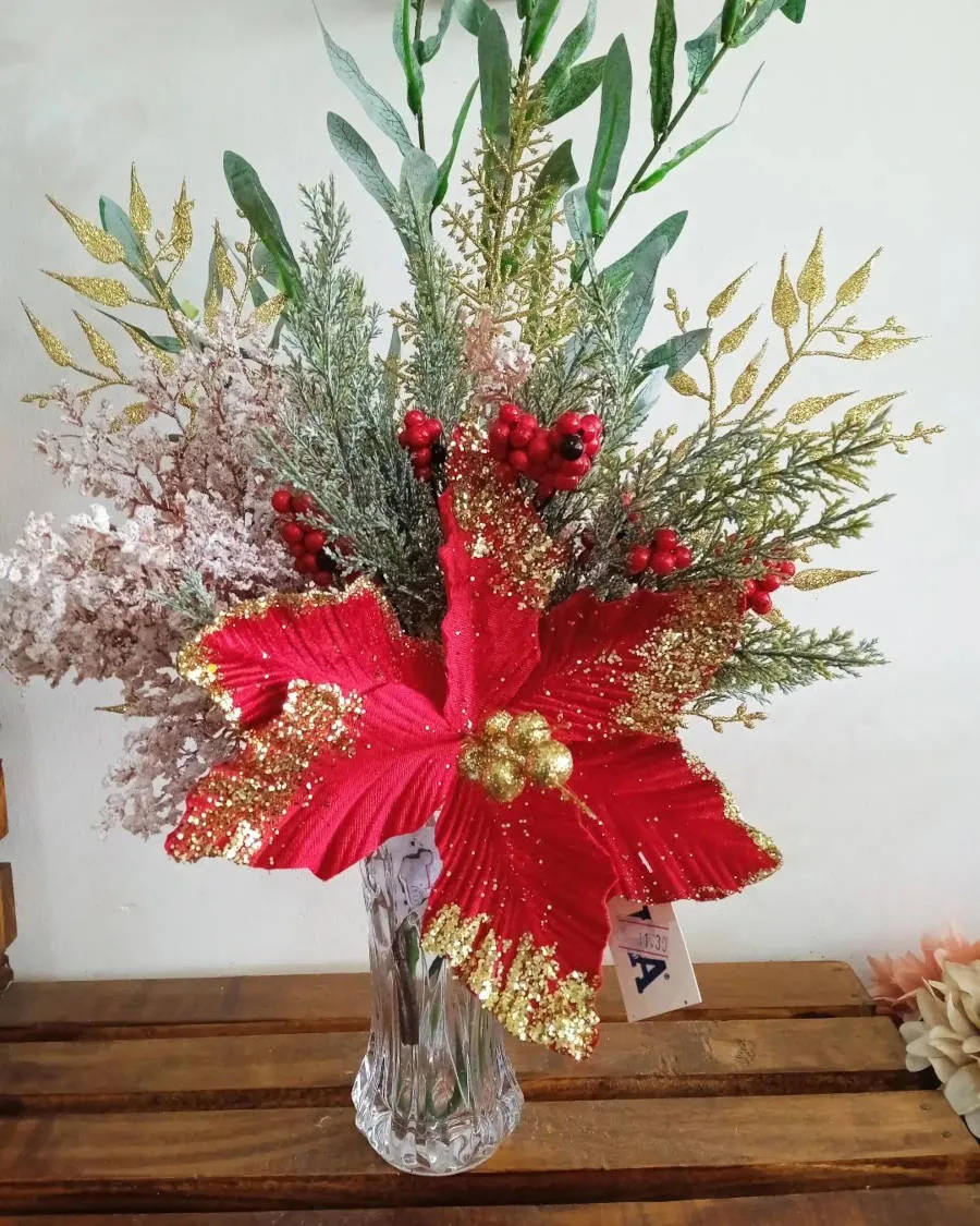Arranjo natalino em vaso de vidro.