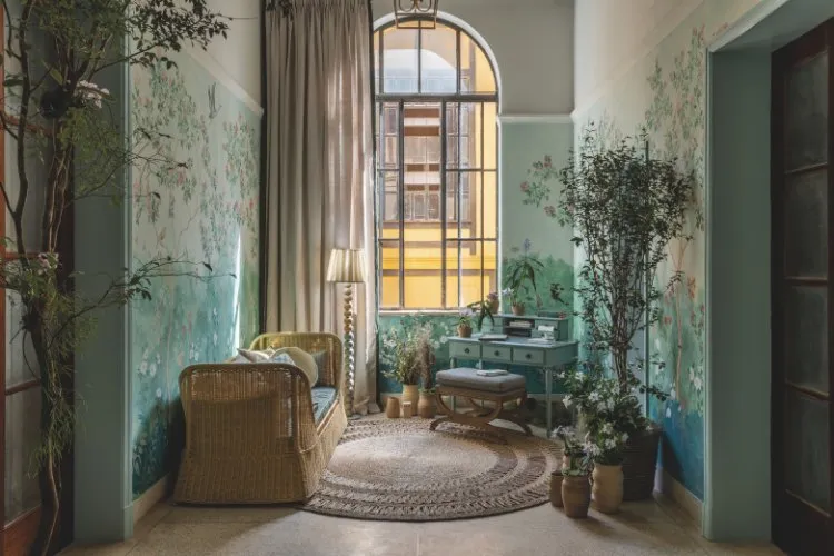 Jardim de inverno com papel de parede de plantas, plantas, móveis artesanais, tapete marrom 