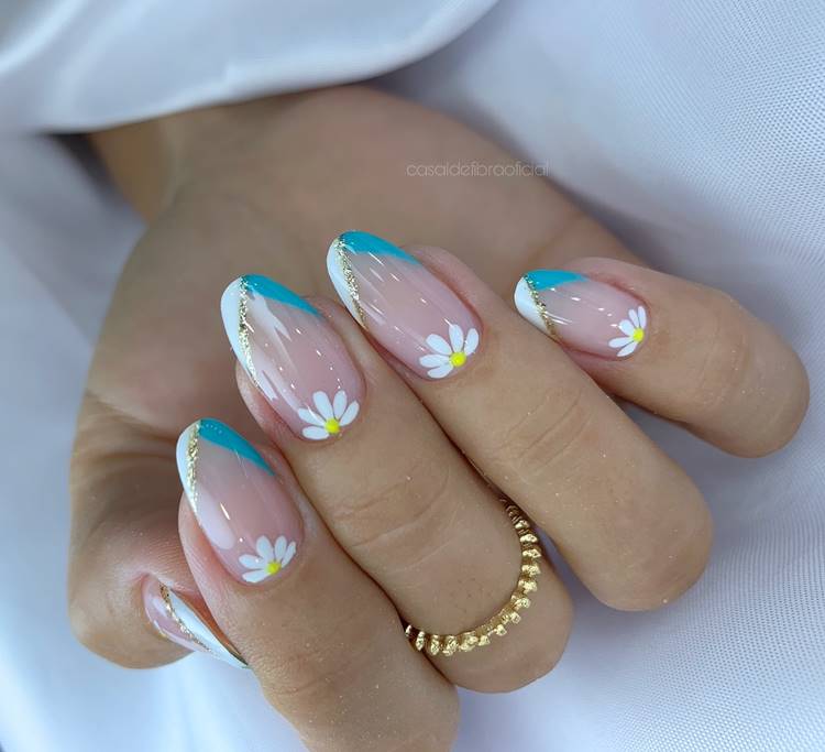 Unha Rosada com francesinha branco, azul neon e dourado. na cutícula uma Margarida