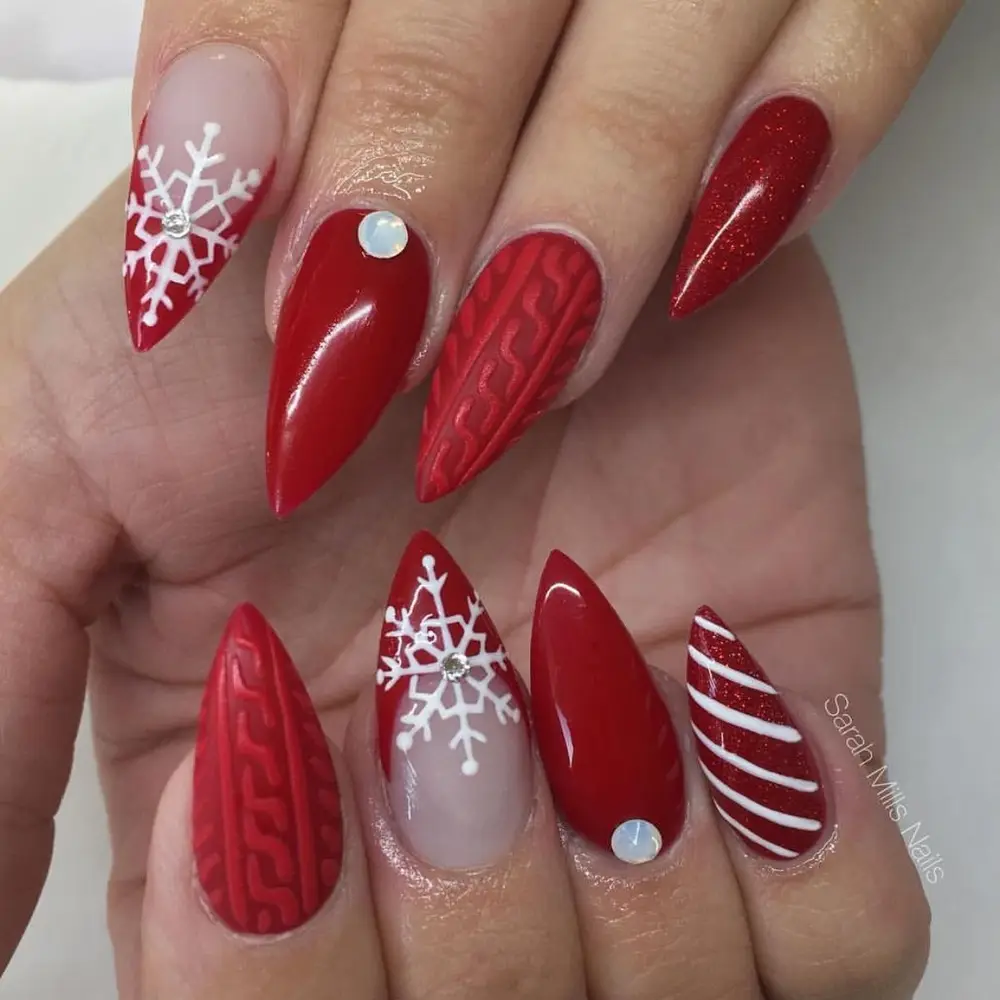 Belas unhas de Natal, cores vermelho, branco e pequenas pedras.