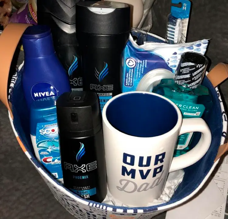 Cesta com shampoo, creme de cabelo, desodorante, caneca e outros.