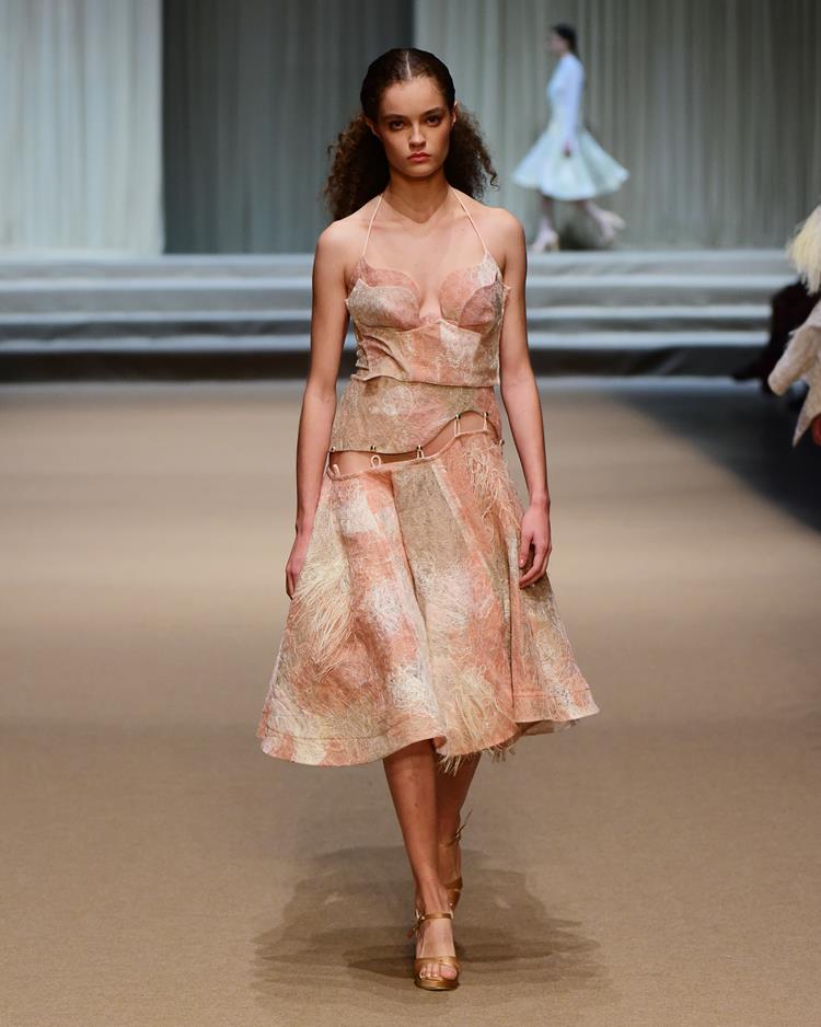 modelo com vestido branco e rosa