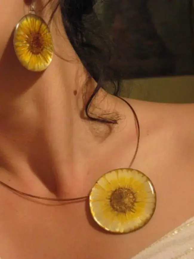 Brinco e colar de resina com margarida