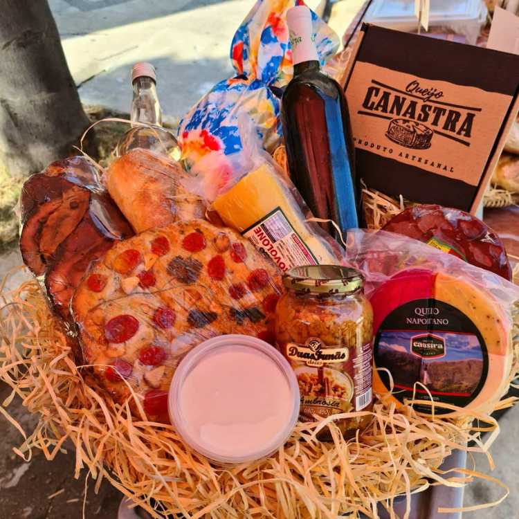 Cesta de Páscoa de produtos regionais, com ovo de páscoa, bebidas, cachaça, queijos, pizza, doces, etc.