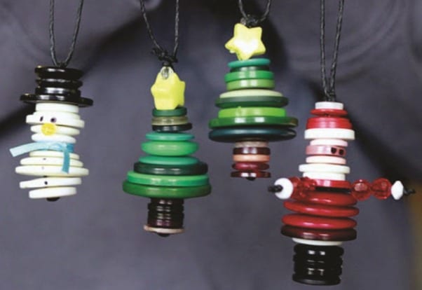 Enfeites natalinos de boneco de neve, árvore e papai noel feitos de botão