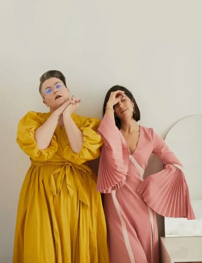 Foto de - Krystal + Lydia com vestidos plissados - Sou plus size