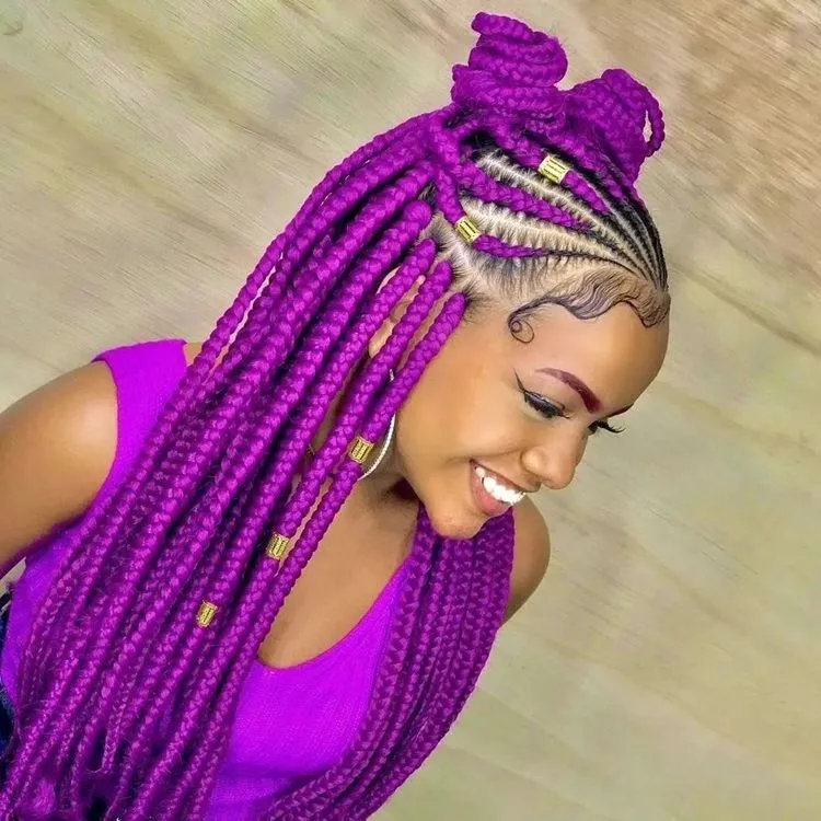 Tranças nagô roxa até metade da cabeça, com box braids abaixo. Penteado 2 coques no topo da cabeça.