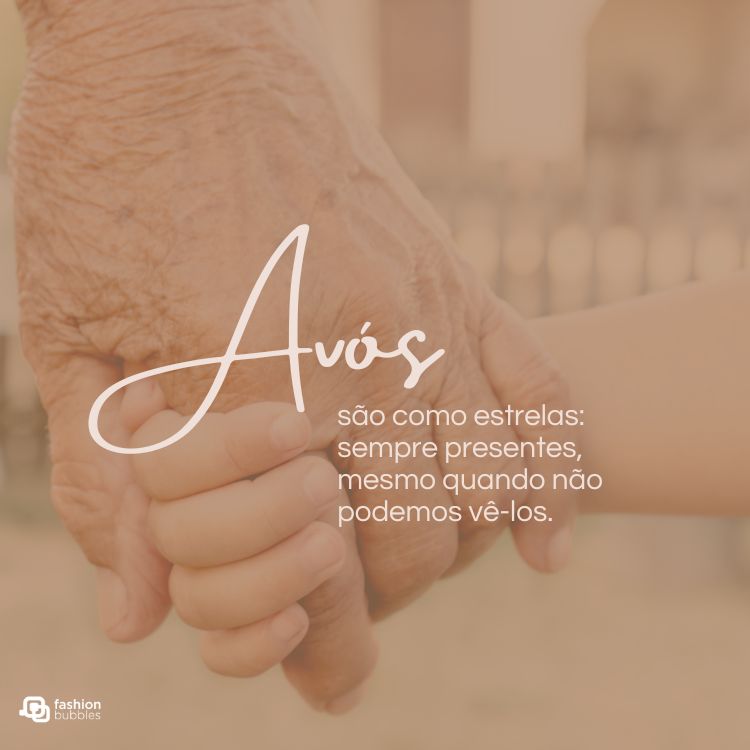 A imagem apresenta uma sobreposição de mãos, uma envelhecida e outra mais jovem, simbolizando a união entre avós e netos. A mensagem "Avós são como estrelas: sempre presentes, mesmo quando não podemos vê-los" está em destaque, transmitindo um sentimento de amor e gratidão.

