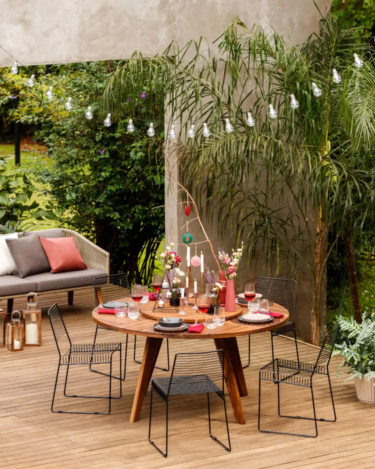 Área externa com decoração de natal. Área de lazer com mesa de natal.