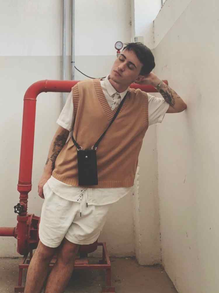 Ideia de look masculino para réveillon: conjunto camisa + bermuda off white + colete bege.