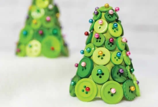 mini árvores de Natal feitas de botões
