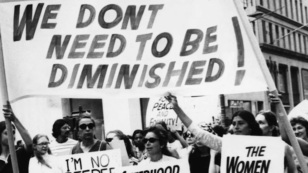 foto em preto e branco de protesto de mulheres