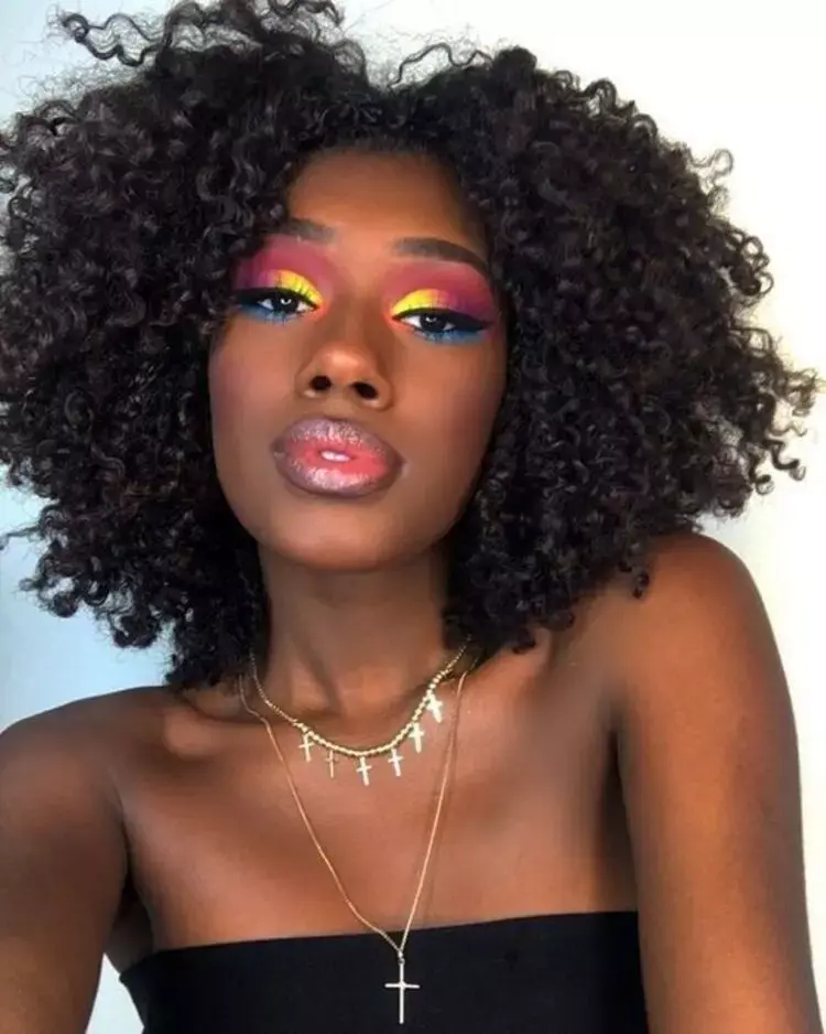 Modelo negra com make colorida