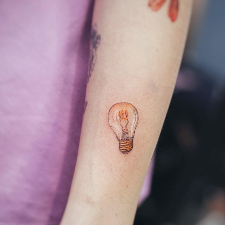 Tatuagem pequena no braço de lâmpada realista 