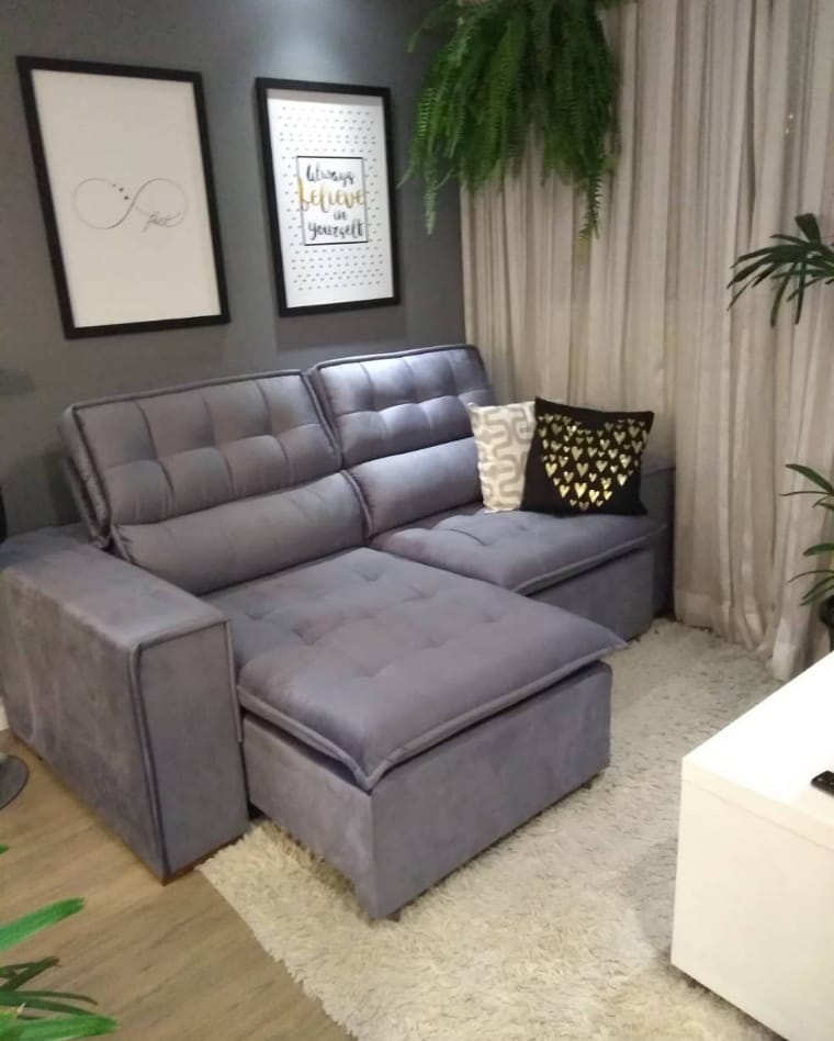 Sala com sofá cinza retration