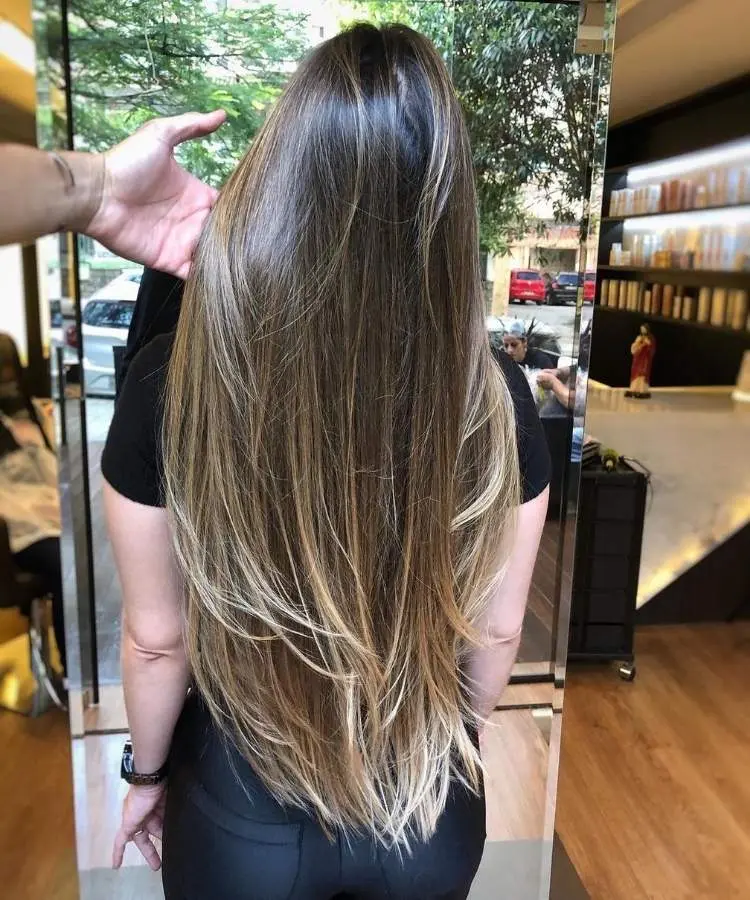 corte de cabelo longo liso.