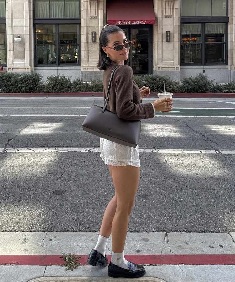 Look com sapato mocassim feminino e short de cetim e renda