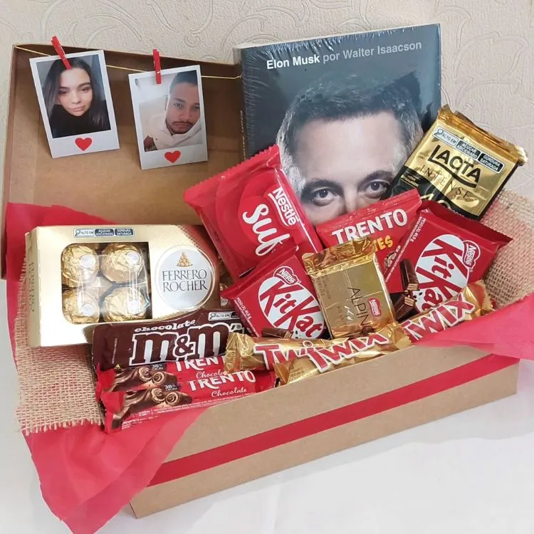 Cesta de dia dos namorados com fotos, doces e livro do Elon Musk 