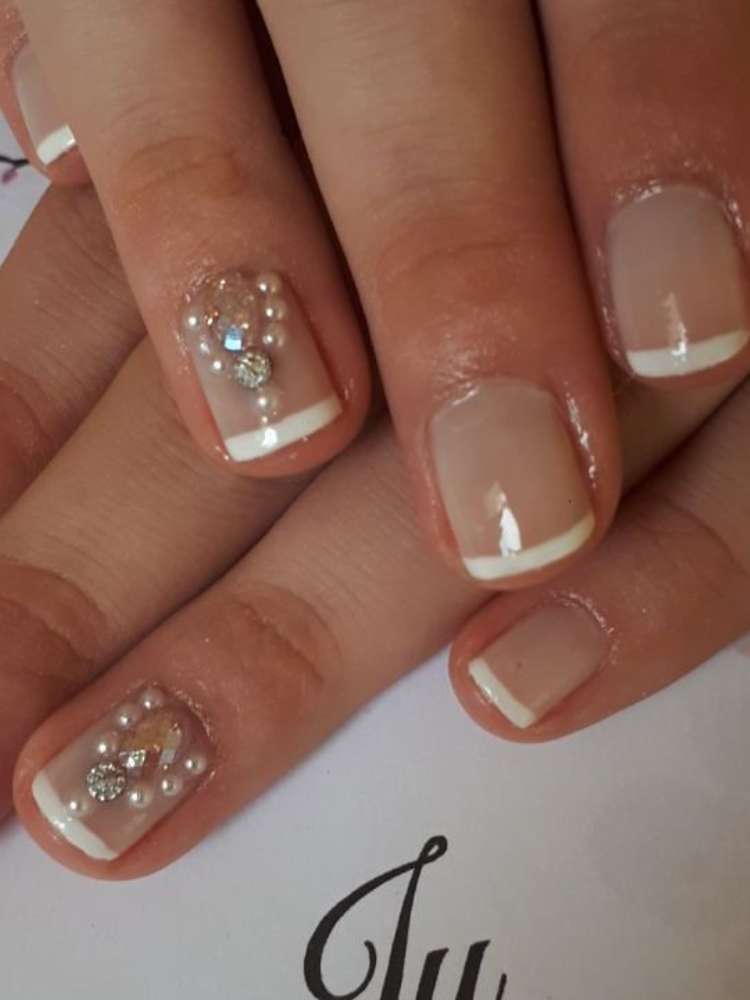 Opção de unhas com pérolas