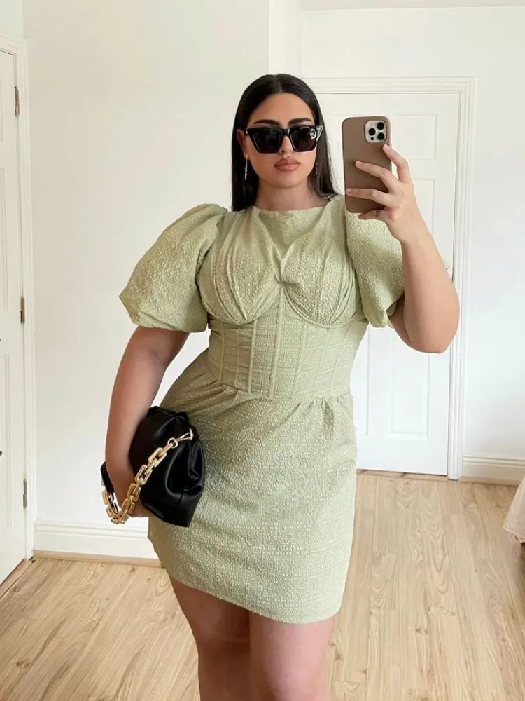 Mulher usando vestido curto para casamento