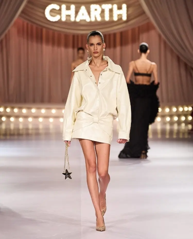Foto de modelo na passarela durante o desfile da Charth para a coleção "Action"