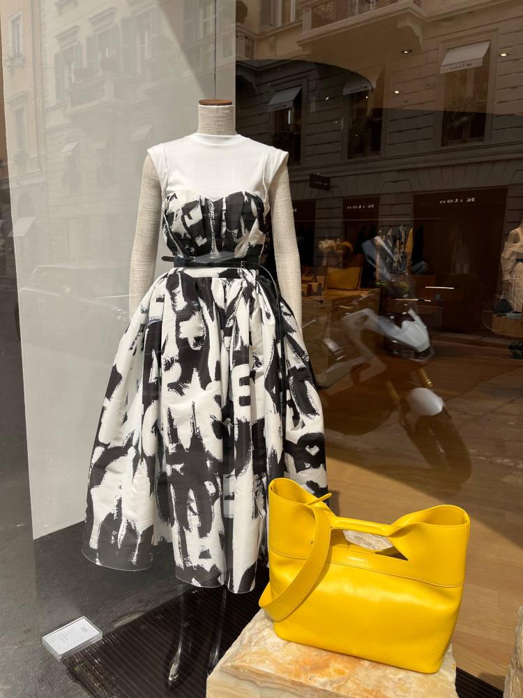 Vitrine da marca Alexander McQueen em Milão. Verão 2023