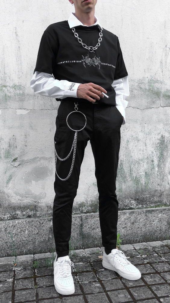 Correntes fazem parte do armário de um e-boy Estilo de um e-boy