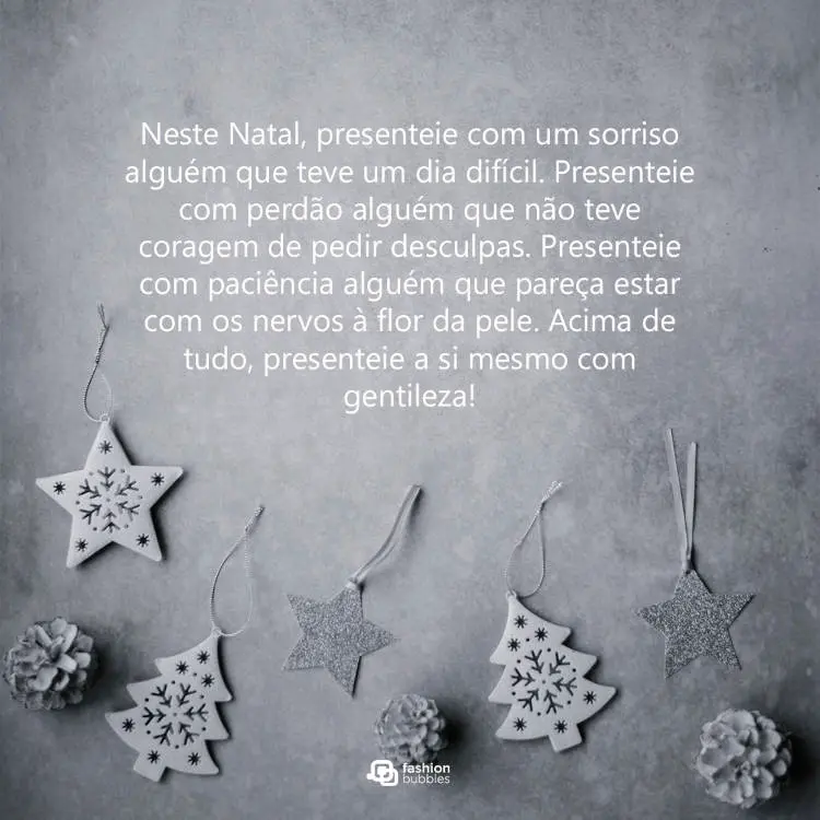 Cartão virtual cinza com enfeites natalinos e frase "Neste Natal, presenteie com um sorriso alguém que teve um dia difícil. Presenteie com perdão alguém que não teve coragem de pedir desculpas. Presenteie com paciência alguém que pareça estar com os nervos à flor da pele. Acima de tudo, presenteie a si mesmo com gentileza!"