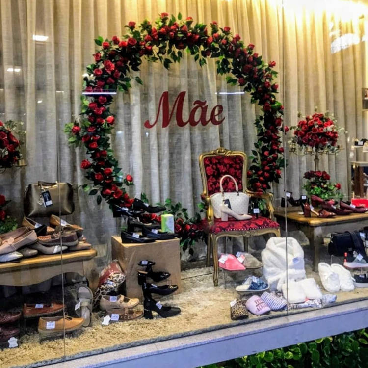Vitrine de Dia das Mães com arco florido.
