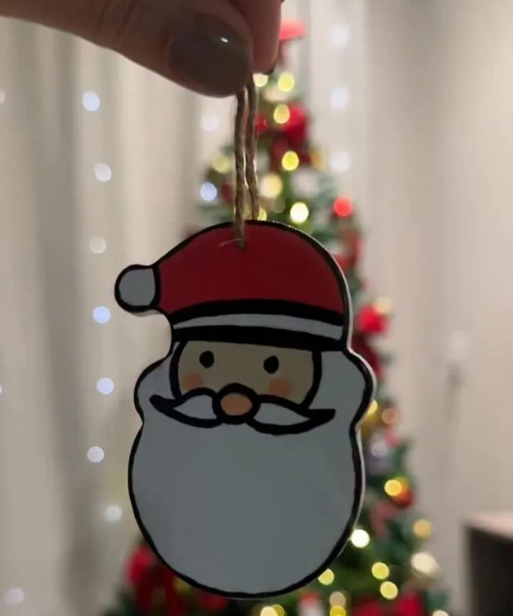 Enfeite de árvore de Natal em formato de Papai Noel feito com cerâmica fria