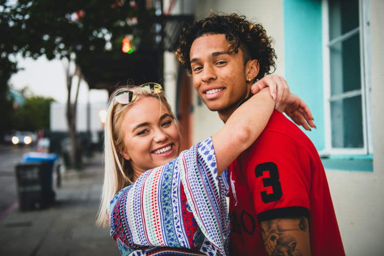 casal jovem se abraçando