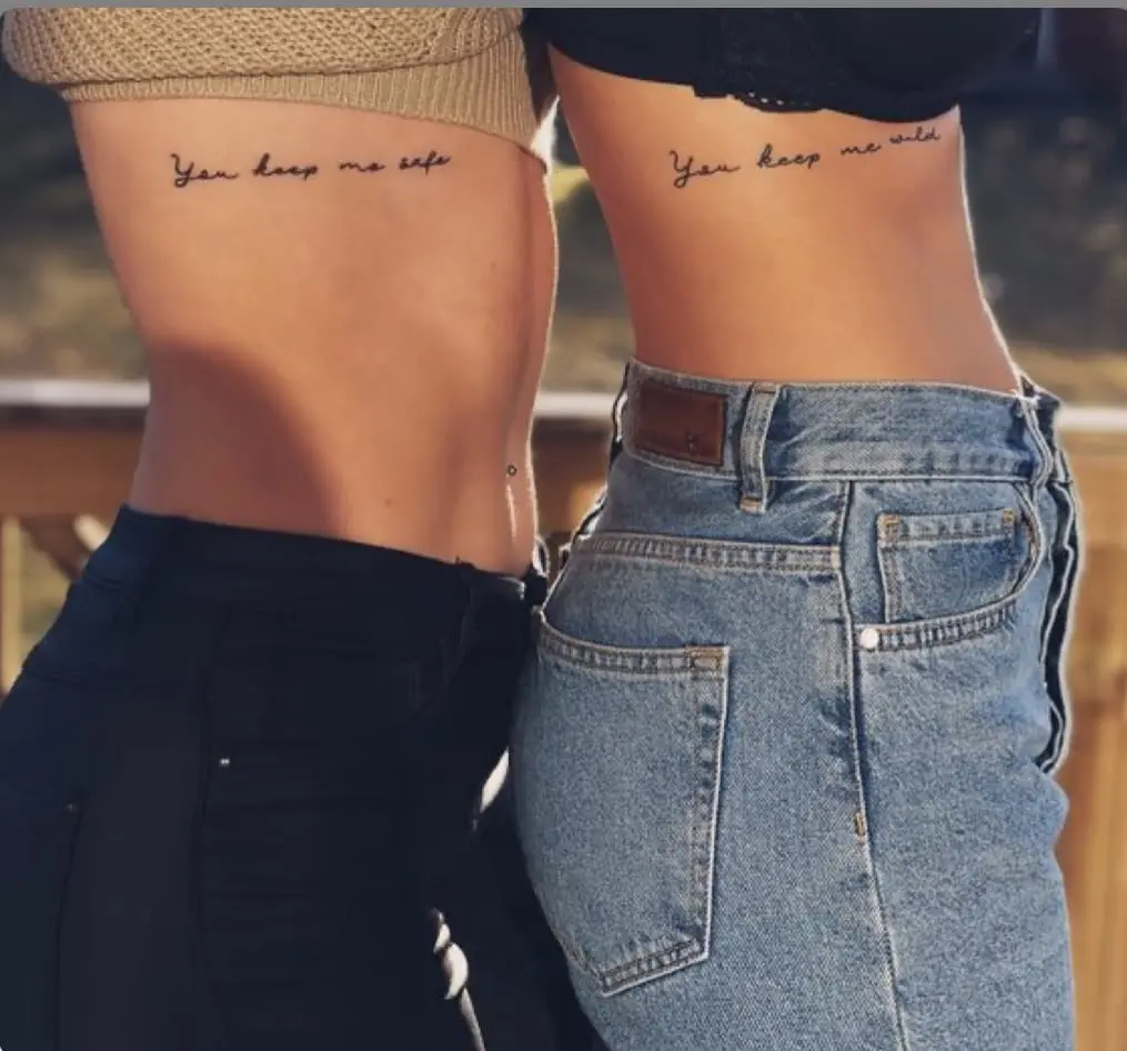 Foto amigas tatuagem de frase igual 