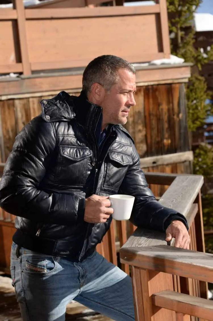 malvino salvador tomando café na varanda