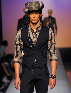 modelo na passarela com camisa xadrez estilo country