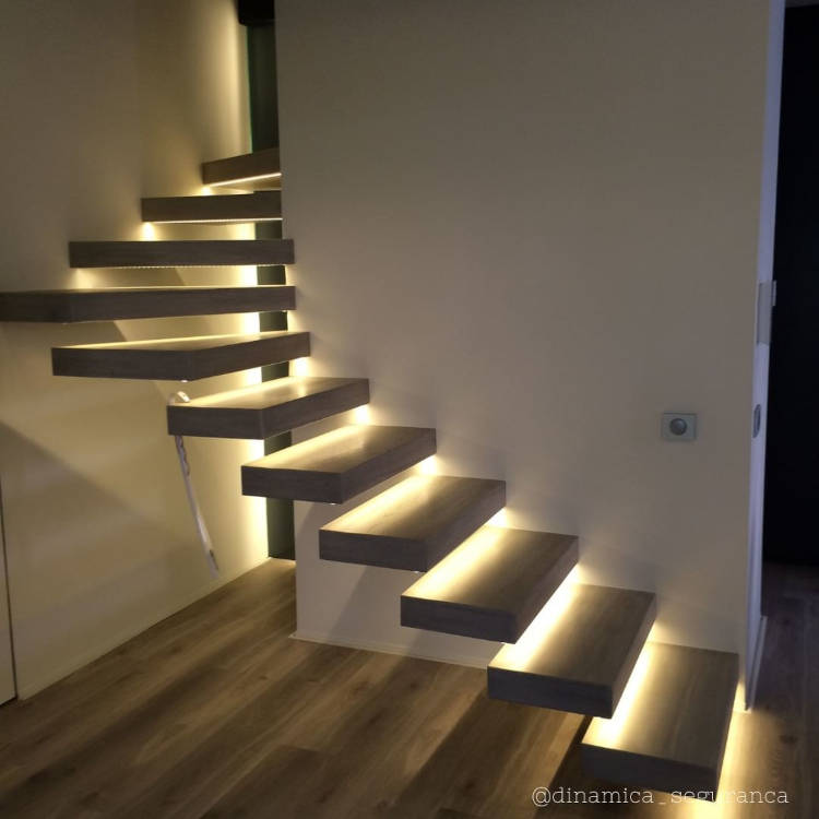 Escada em L iluminada.