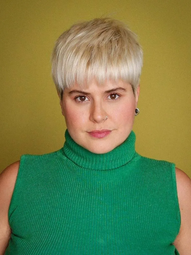 Mulher com bowl cut repicado platinado